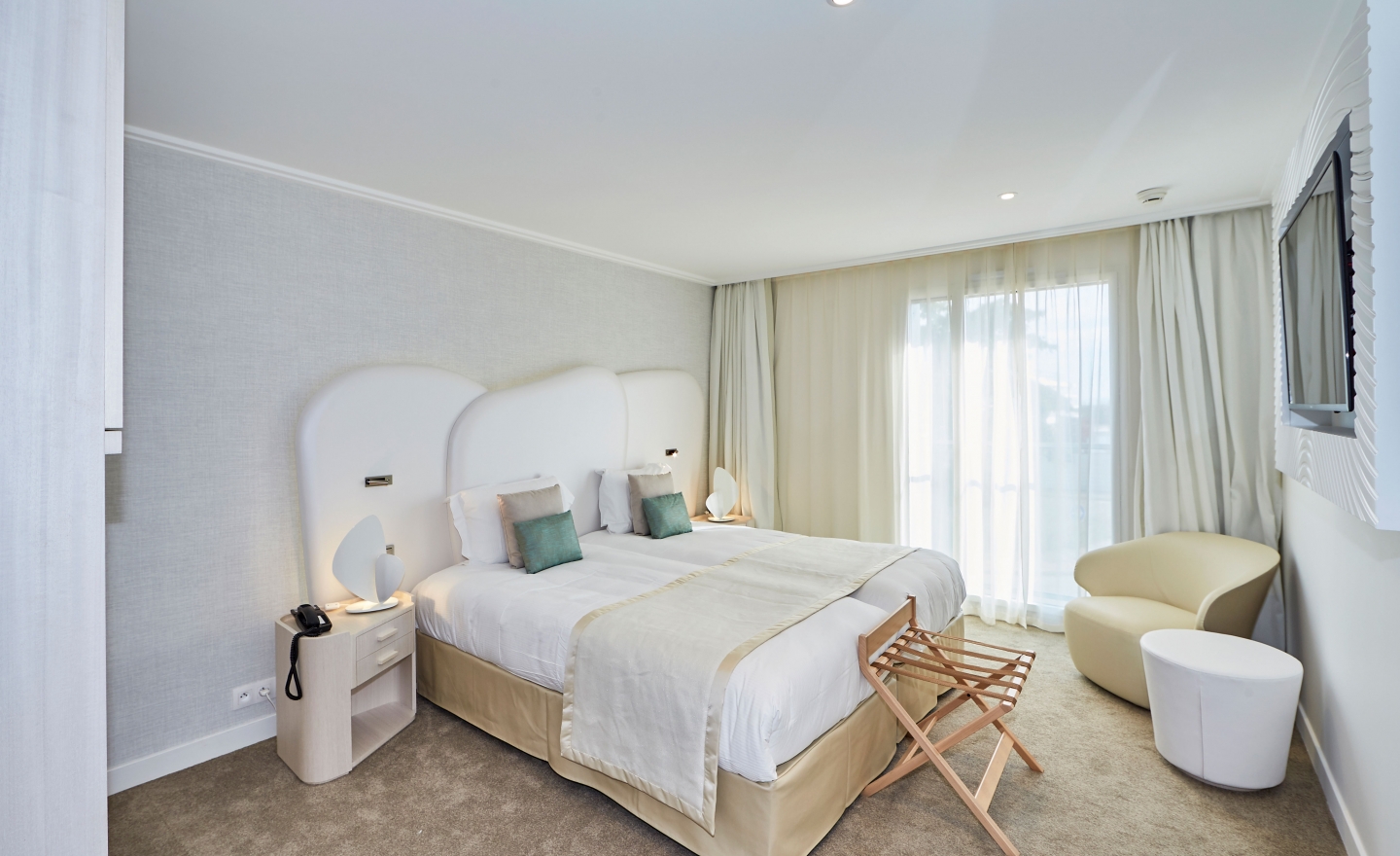 Bedroom in a two-bedroom apartment at Miramar La Cigale